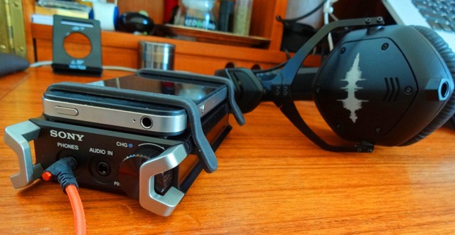 Sony-PHA-2-portable-headphone-amplifier-baned-wiht-iphone